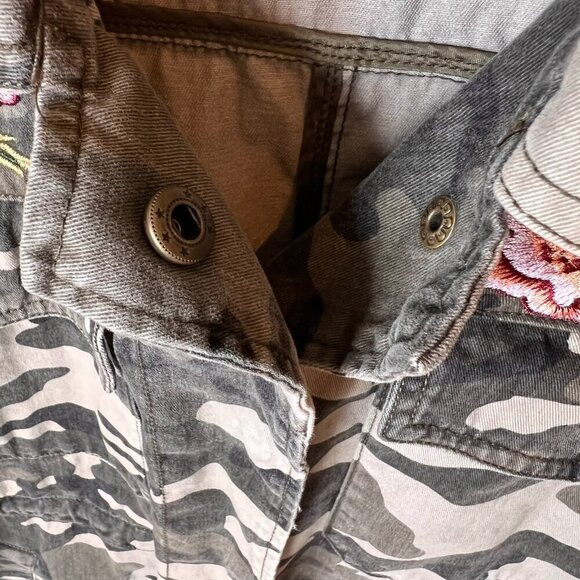 Atmosphere Shacket Womens Size 10 Camouflage Floral Patches Utility Military - Picture 11 of 16